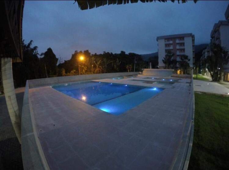 Apto 2 Quartos A 350 Metros Da Praia, Churrasqueira Na Varanda, Wi-fi, Piscina, Garagem Coberta,telas De Protecao, Quadra Tenis Apartamento Ubatuba