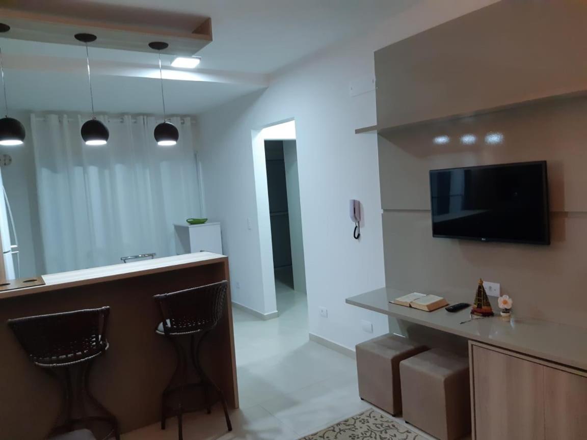 Apto 2 Quartos A 350 Metros Da Praia, Churrasqueira Na Varanda, Wi-fi, Piscina, Garagem Coberta,telas De Protecao, Quadra Tenis Ubatuba