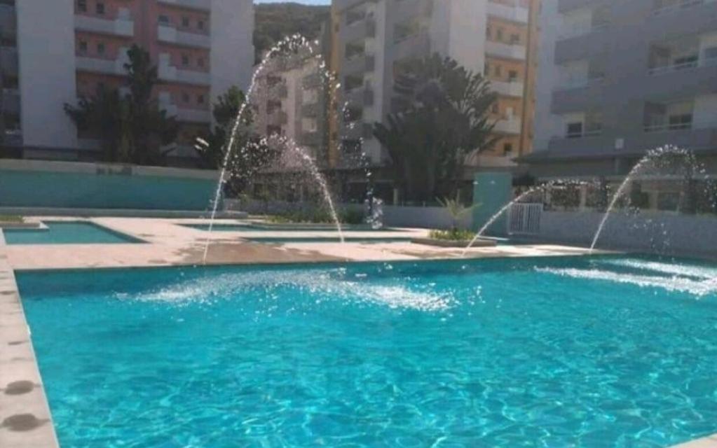 Apto 2 Quartos A 350 Metros Da Praia, Churrasqueira Na Varanda, Wi-fi, Piscina, Garagem Coberta,telas De Protecao, Quadra Tenis Ubatuba